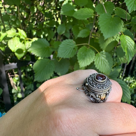 925 Sterling Silver and yellow gold vintage “poisoner’s ring” with garnet - Picture 13 of 16